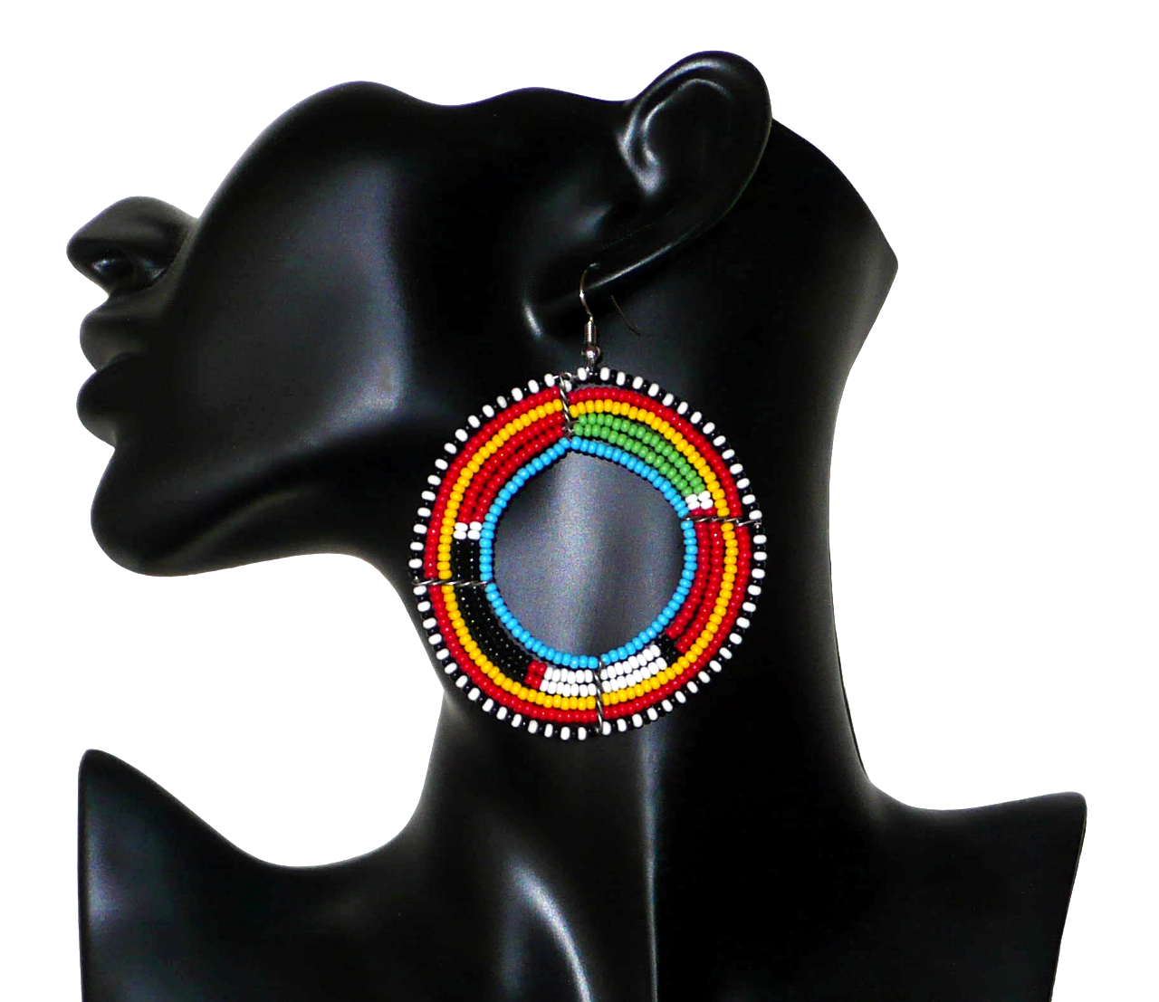Boucles d'oreilles africaines traditionnelles. Créoles Massai perlées composées de perles de rocaille bleues et multicolores enfilées sur six rangées de fils de fer montés en forme de cercles. Surdimensionnées, elles mesurent 8 cm de long et 6,5 cm de large et se portent avec des crochets en acier inoxydable sur des oreilles percées. Elles sont ici présentées sur un mannequin. Timeless Fineries