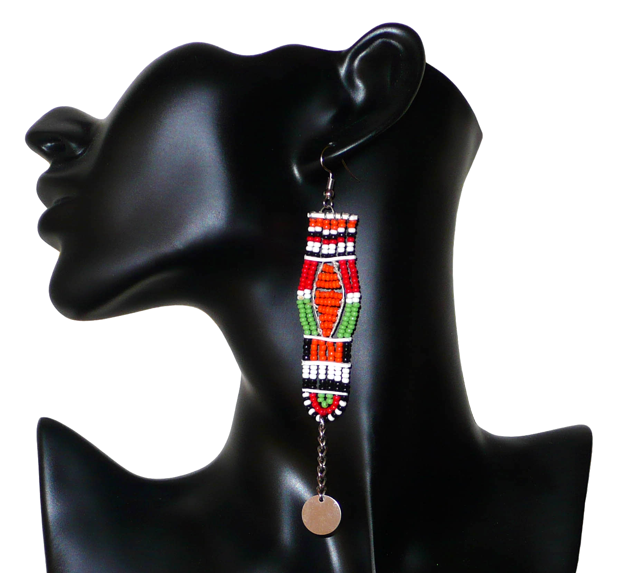 Longues boucles d'oreilles africaines Massai faites de perles de rocaille et prolongées d'une chaînette ornée d'un disque de métal. Ces boucles d'oreilles afro chic mesurent 12 cm de long et 2,5 cm de large.