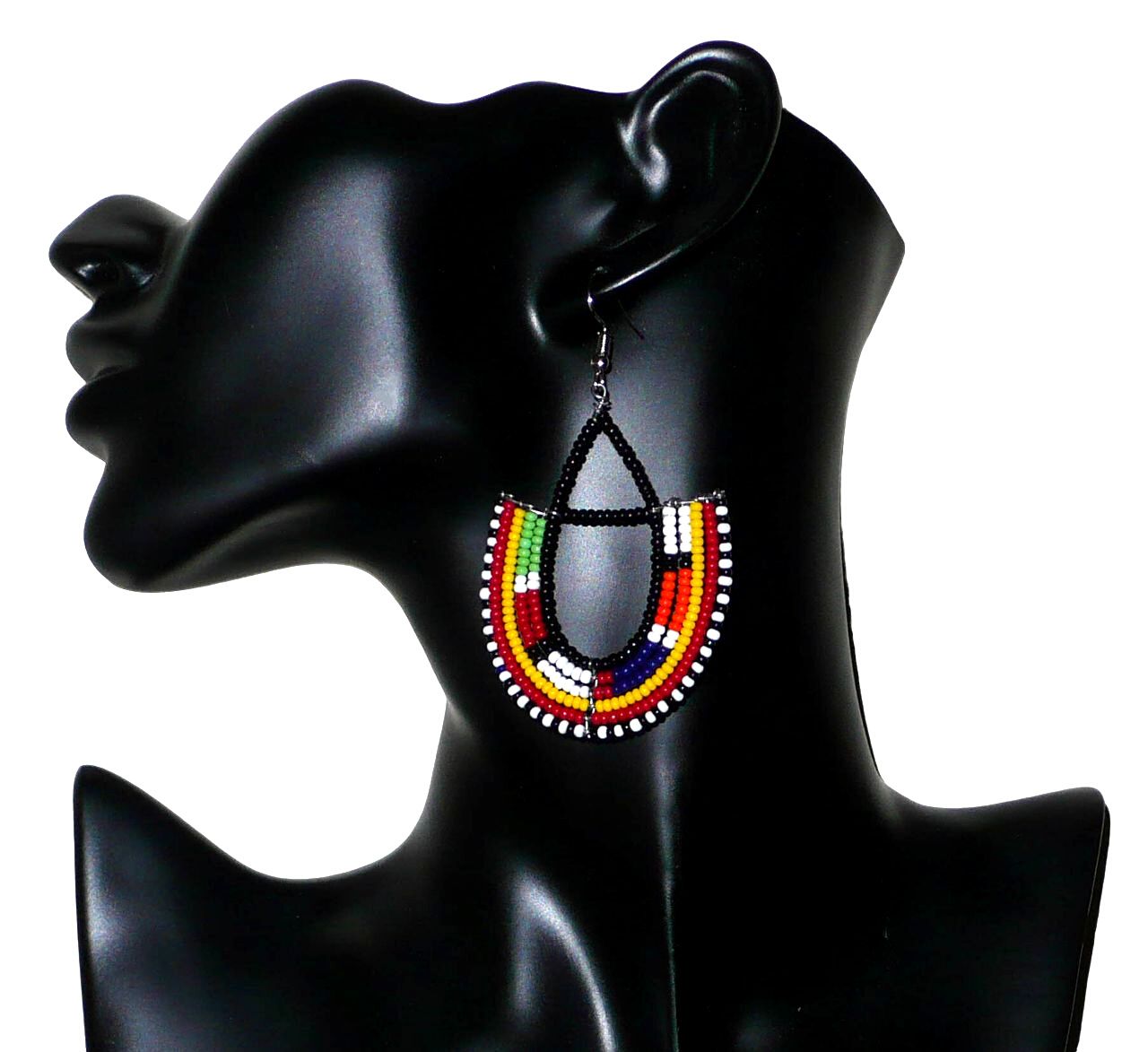 Bijoux africains traditionnels. Boucles d'oreilles africaines fabriquées au Kenya par des femmes de la tribu Massai ; elles sont composées de perles de rocaille noires et multicolores glissées sur des trames géométriques en fils de fer en forme d'ancres. Elles mesurent 7,5 cm de long et 4,5 cm de large. Elles se portent sur des oreilles percées avec des crochets en acier inoxydable. Elles sont sur cette photo présentées sur un mannequin. Timeless Fineries