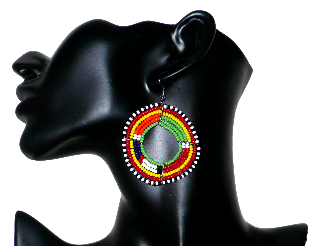 Bijoux africains. Boucles d'oreilles africaines rondes aux couleurs et motifs traditionnels Massai composées de perles de rocaille vertes et multicolores enfilées sur six rangées de fils de fer montés en forme de cercles. Ces boucles d'oreilles mesurent 7 cm de long et 5 cm de large ; elles se portent avec des crochets en acier inoxydable sur des oreilles percées. Elles sont ici présentées sur un mannequin. Timeless Fineries