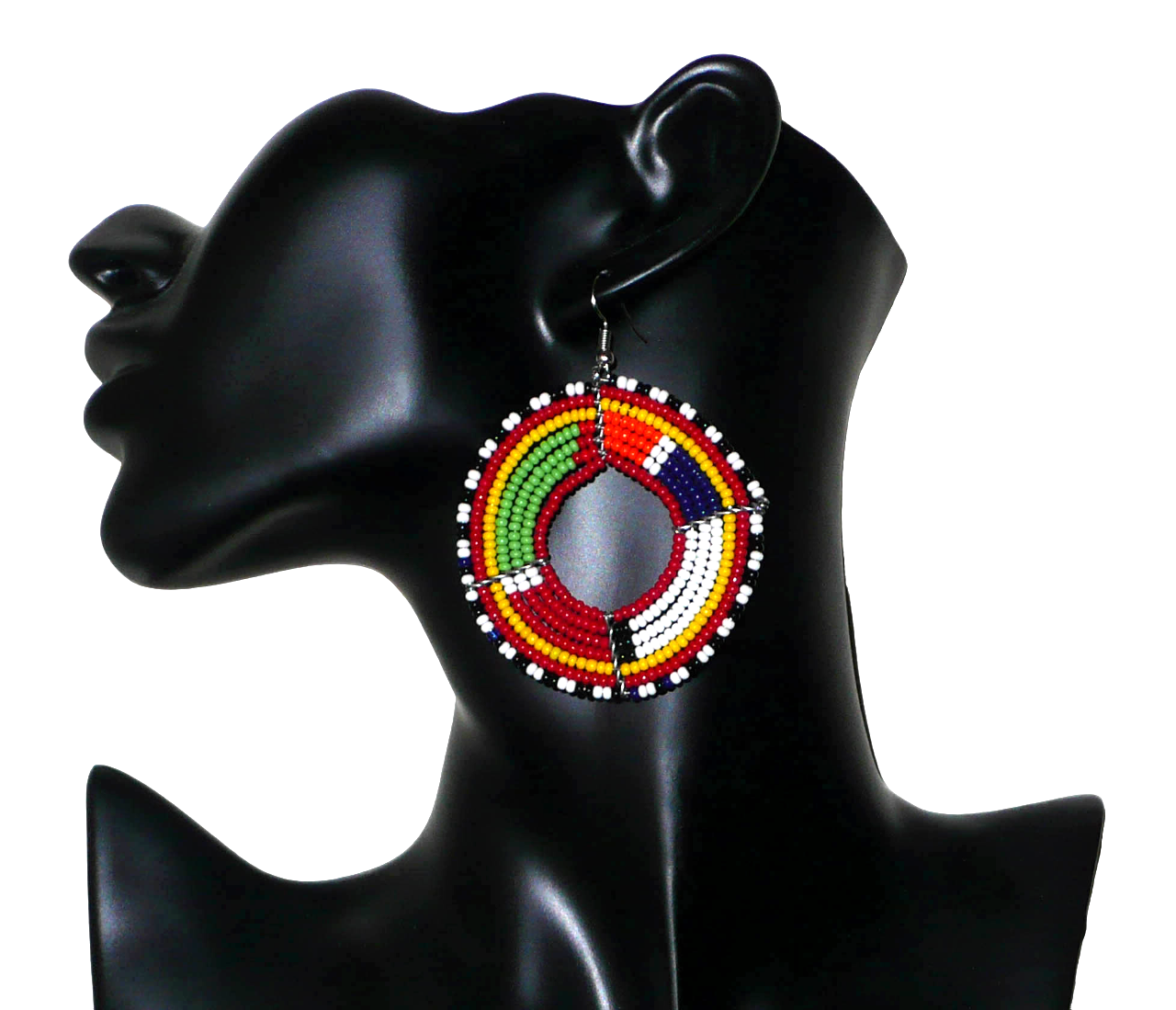 Boucles d'oreilles africaines rondes aux motifs et couleurs Massai composées de perles de rocaille rouges et multicolores enfilées sur sept rangées de fils de fer montés en forme de cercles. Elles mesurent 7,5 cm de long et 5,5 cm de large et se portent avec des crochets en acier inoxydable sur des oreilles percées.