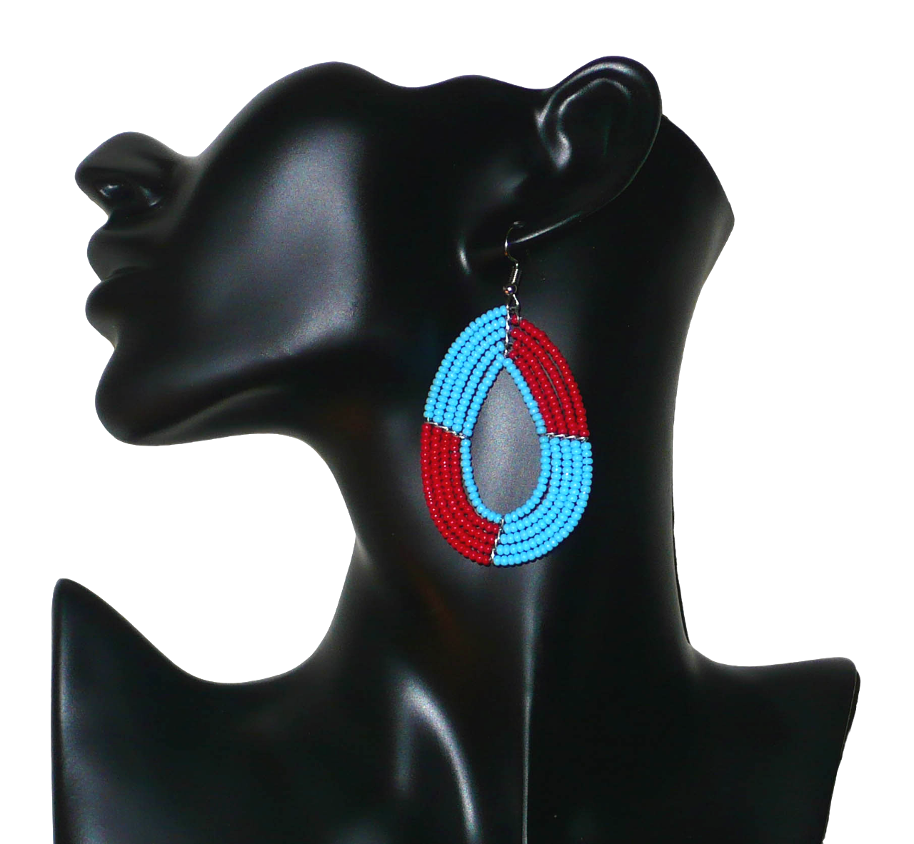Boucles d'oreilles pendantes bicolores composées de perles de rocaille rouges et bleues enfilées sur cinq rangées de fils de fer montés en forme de gouttes. Elles mesurent 7 cm de long et 4 cm de large et se portent avec des crochets aux lobes d'oreilles percées.