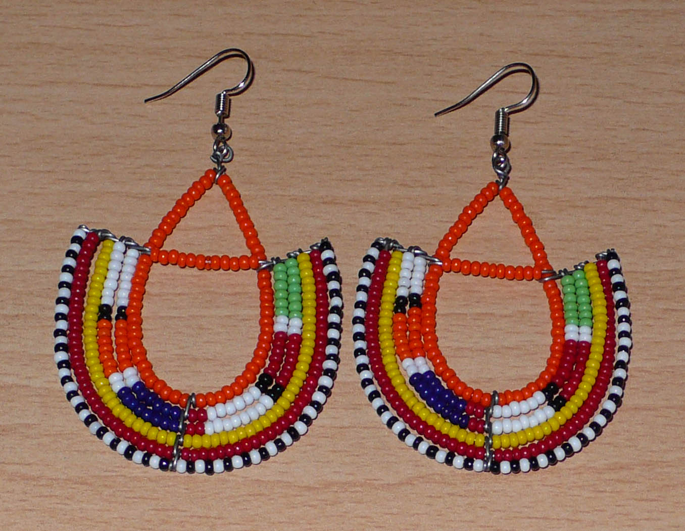 Boucles d'oreilles africaines Massai à motifs ethniques en forme d'ancres composées de perles orange et multicolores ; elles mesurent 7,5 cm de long et 4,5 cm de large.