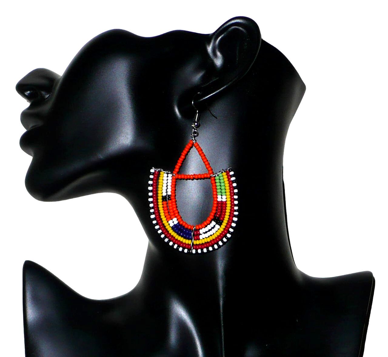 Boucles d'oreilles africaines Massai à motifs ethniques en forme d'ancres composées de perles orange et multicolores ; elles mesurent 7,5 cm de long et 4,5 cm de large.
