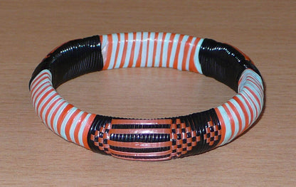 Bracelet africain tribal à motifs ethniques tressés avec du plastique recyclé orange, noir et bleu ciel.