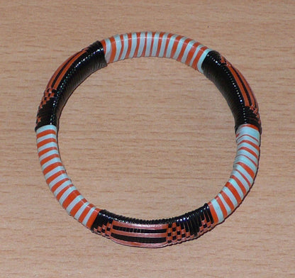 Bracelet africain tribal à motifs ethniques tressés avec du plastique recyclé orange, noir et bleu ciel.