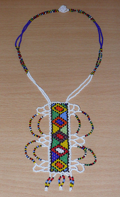 Collier africain blanc et multicolore