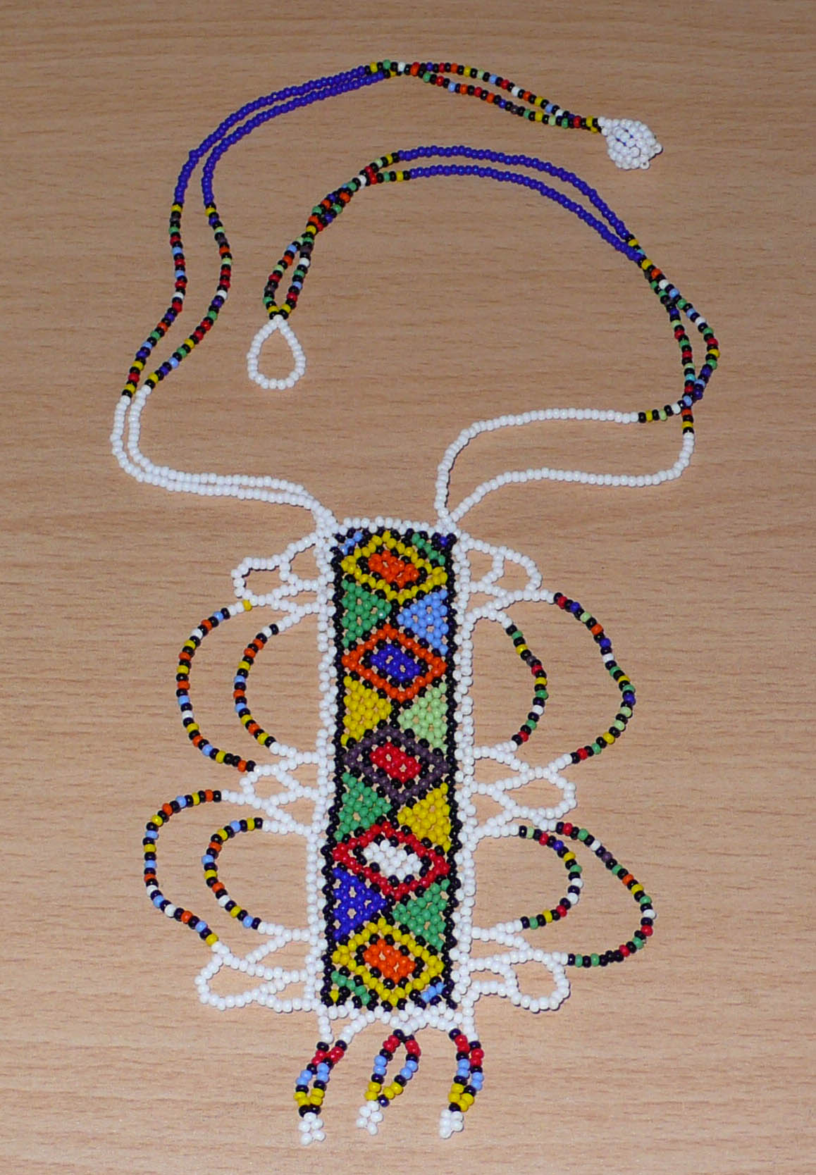 Collier africain blanc et multicolore