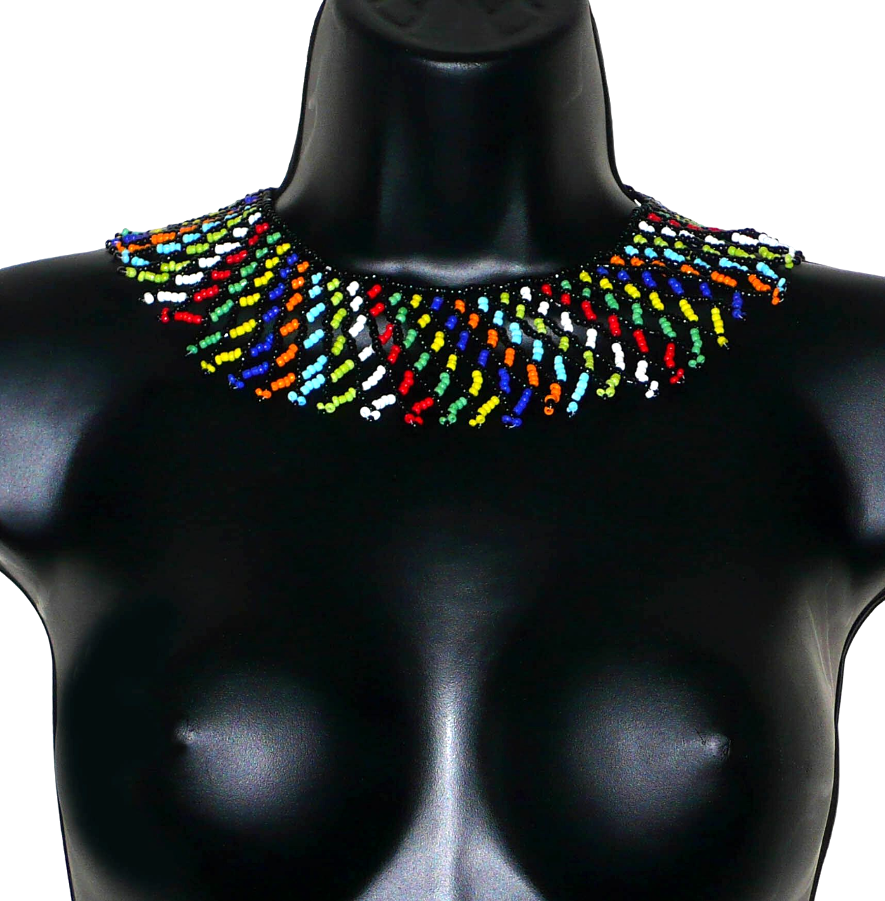 Collier africain zoulou traditionnel composé d'une dentelle de perles de rocaille noires et multicolores entrelacées.