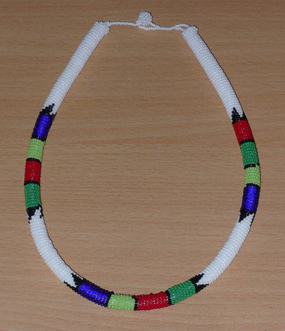Collier africain tubulaire blanc et multicolore fabriqué en Afrique du Sud composé de perles de rocaille enroulées autour d'un tube en plastique.