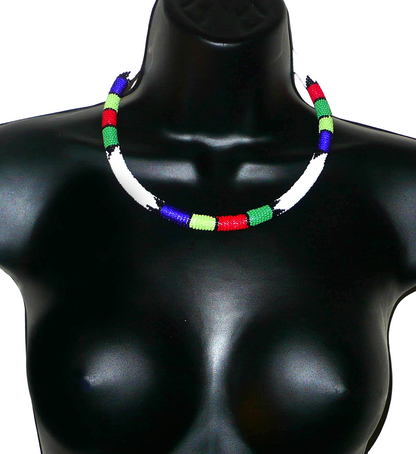 Collier africain tubulaire blanc et multicolore fabriqué en Afrique du Sud composé de perles de rocaille enroulées autour d'un tube en plastique.