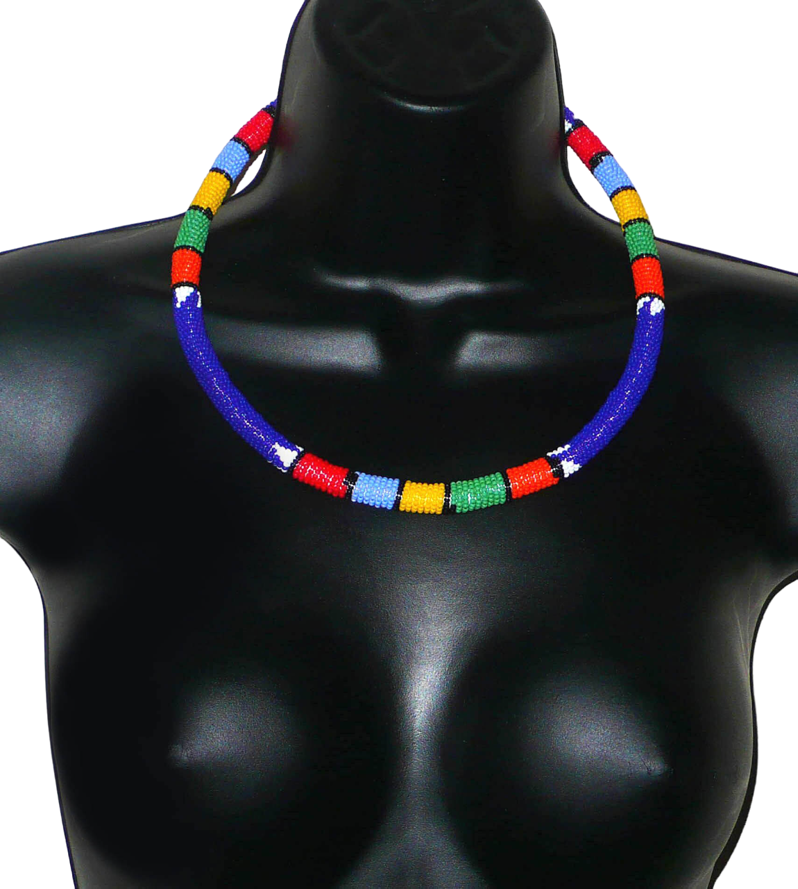 Collier sud-africain tubulaire bleu et multicolore. Il se compose d'un tube de plastique autour duquel sont enroulées des petites perles de rocaille bleues alternées avec des motifs ethniques traditionnels zoulous rouges, bleu ciel, jaunes, verts et orange. Le collier mesure 22 cm de long (de la nuque jusqu'à la base du collier), la longueur du tour de cou du collier est 56 cm, et son épaisseur est de 1 cm. Il s'attache avec un fermoir à boule. Collier photographié sur un mannequin. Timeless Fineries
