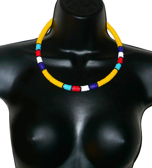 Collier africain tubulaire jaune à motifs ethniques traditionnels zoulous composé de perles de rocaille enroulées autour d'un tube en plastique.