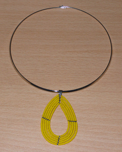 Collier jaune composé d'un ras de cou en laiton orné d'un pendentif multi-rangs fait de perles de rocaille montées en forme de goutte.