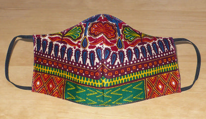 Masque textile à motifs africains