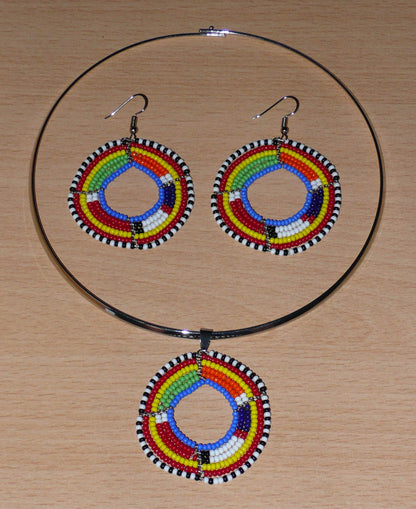 Parure de bijoux africains à motifs et couleurs ethniques Massai comprenant un collier ras-de-cou avec médaillon, et une paire de boucles d'oreilles rondes assorties. Timeless Fineries